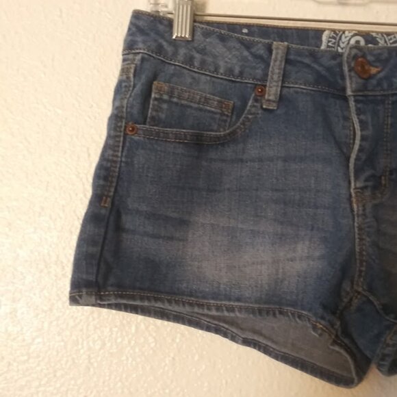 SO women's size 9 medium wash shortie shorts - Picture 2 of 13